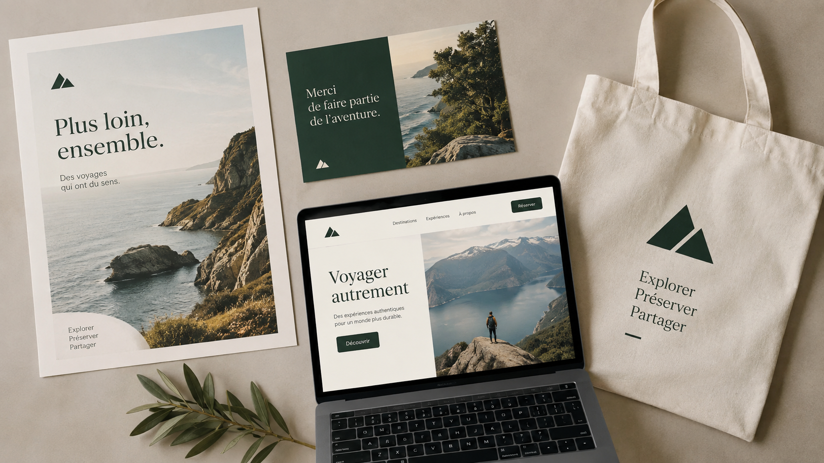 Photo d’une série d’applications d’une marque : carte, tote bag, écran, affiche, disposées en grille